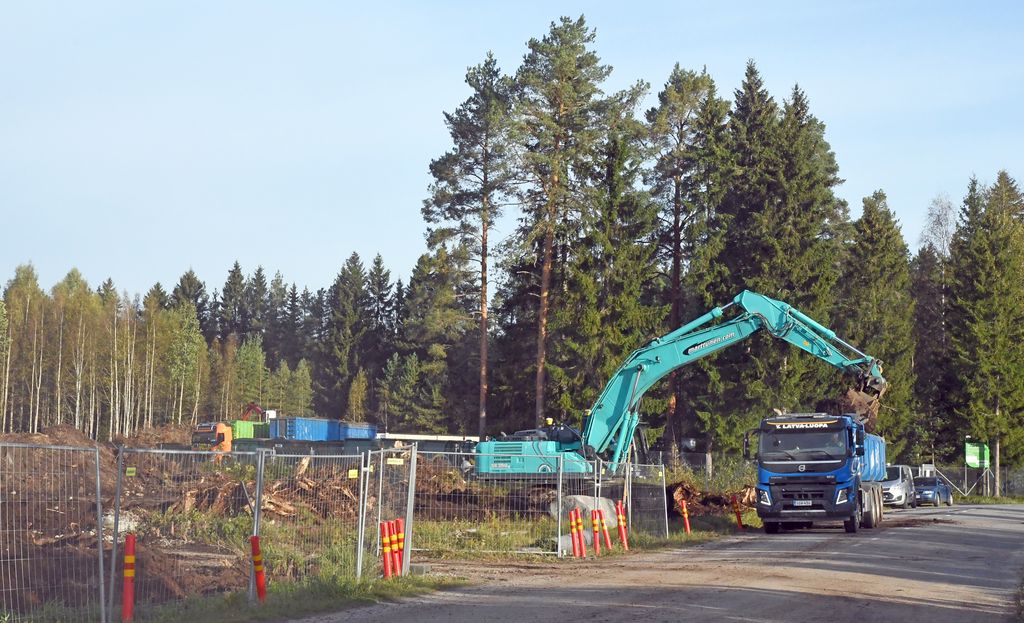 Lakeuden Etappi on aloittanut maanrakennustyöt uuden kierrätyspisteen rakentamiseksi Kurikkaan. RE-piste on tarkoitus ottaa käyttöön ensi kesän alussa.