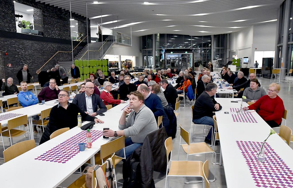 Kampuksen aula täyttyi helmikuun alussa yleisöstä, kun syväpohjavesihankkeen ympäristövaikutusen selvitystä avattiin kiinnostuneille Kampuksella.